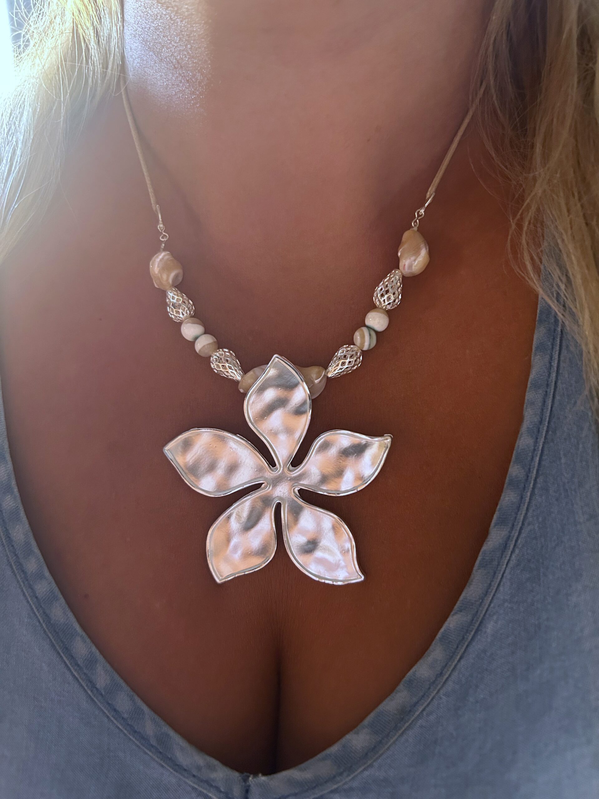 CONJPL000382 COLLAR FLOR XXL CON MADRE PERLA - Imagen 3